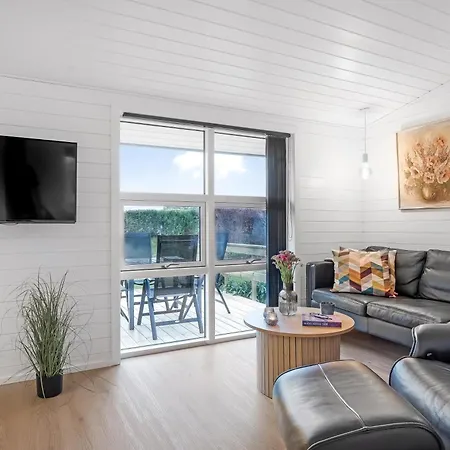 Lovely With Modern Facilities, Close To The Water Holiday home *
