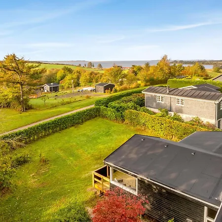 Lovely With Modern Facilities, Close To The Water Holiday home *