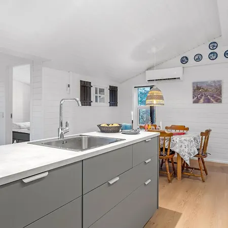 Lovely With Modern Facilities, Close To The Water