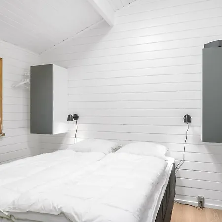 Lovely With Modern Facilities, Close To The Water Holiday home *