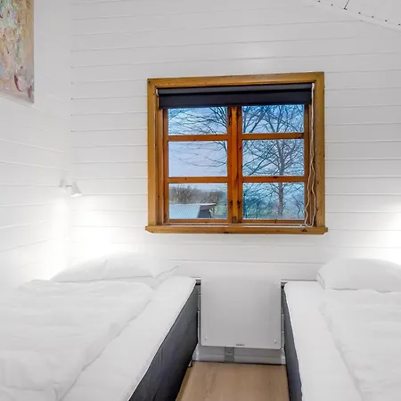 Lovely With Modern Facilities, Close To The Water