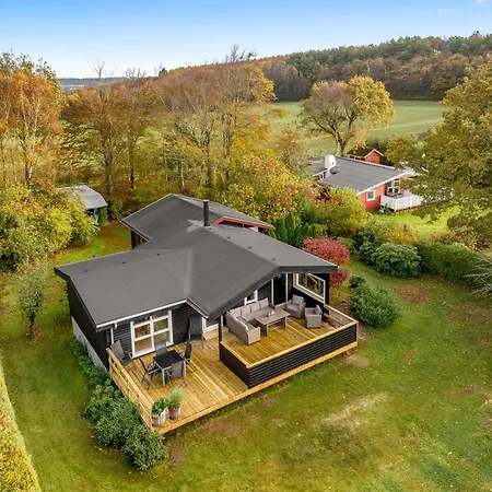 Lovely With Modern Facilities, Close To The Water Holiday home
