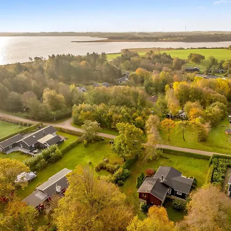 Lovely With Modern Facilities, Close To The Water