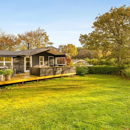 Lovely With Modern Facilities, Close To The Water Holiday home