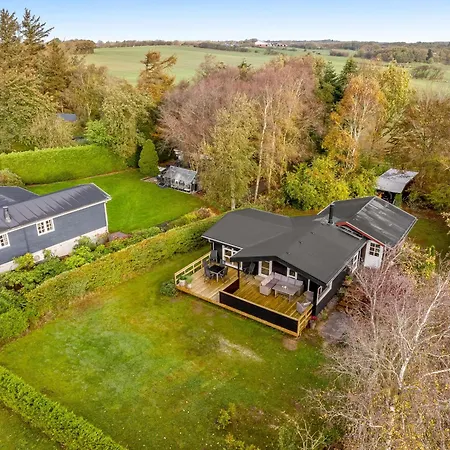 Lovely With Modern Facilities, Close To The Water